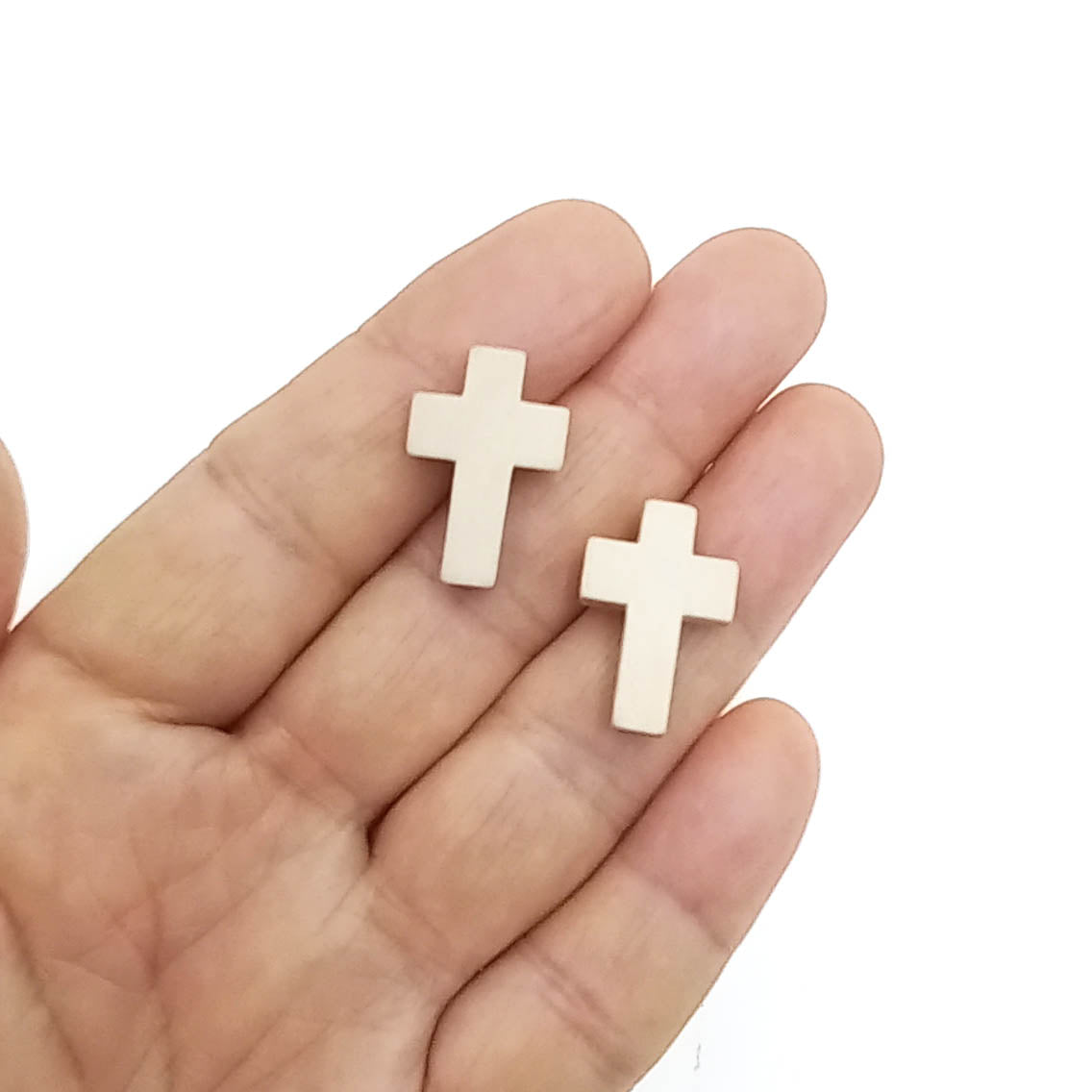 cruz dije madera cuentas beige claro crema mano