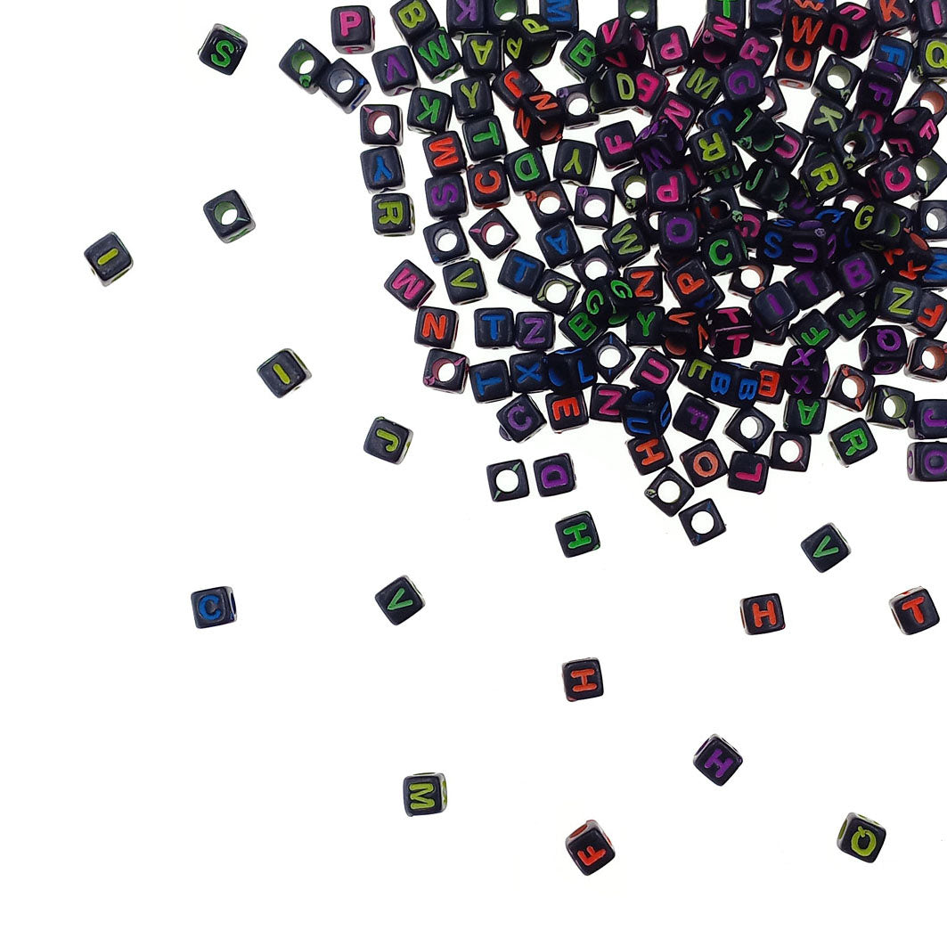 letras cuadrado negro cubico multicolor